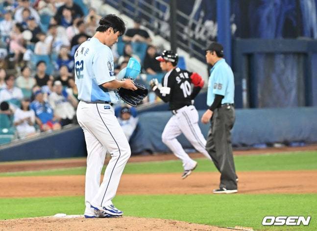 삼성 김재윤(왼쪽)이 2일 대구 LG전 9회초 오지환에게 홈런을 맞고 아쉬워하고 있다.
