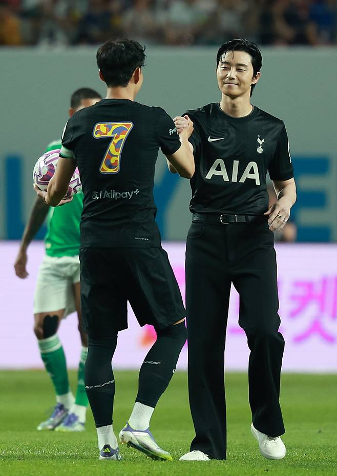 [서울=뉴시스] 이영환 기자 = 배우 박서준이 3일 오후 서울 마포구 서울월드컵경기장에서 열린 2025 쿠팡플레이시리즈 뉴캐슬 유나이티드와 토트넘 홋스퍼의 경기에서 시축을 마친 후 손흥민과 인사를 나누고 있다. 2025.08.03. 20hwan@newsis.com /사진=이영환