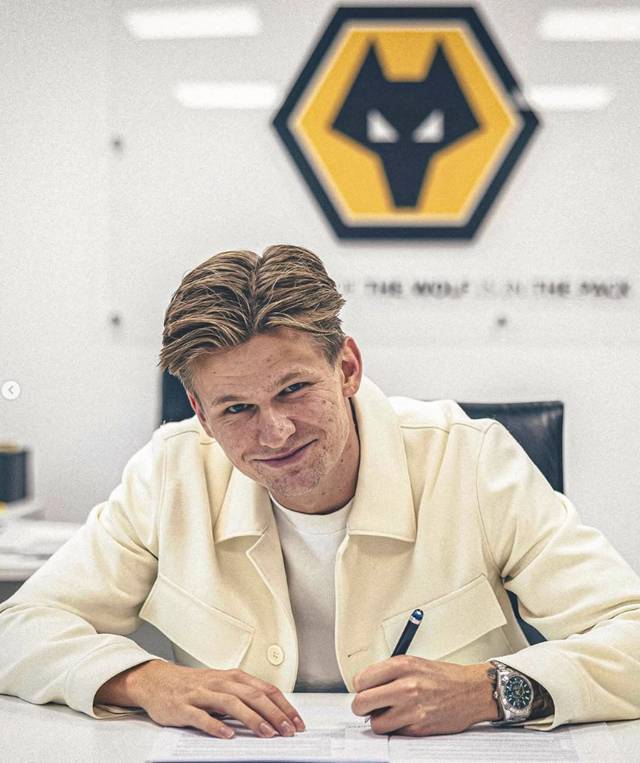 계약서에 사인하는 데이비드 몰러 울프. /사진=울버햄튼 SNS