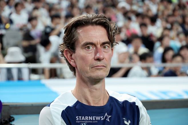 토트넘 토마스 프랭크 감독이 3일 서울월드컵경기장에서 열린 '2025 쿠팡플레이시리즈 토트넘 홋스퍼와 뉴캐슬 유나이티드 경기에서 그라운드를 응시하고 있다. /사진=강영조 선임기자