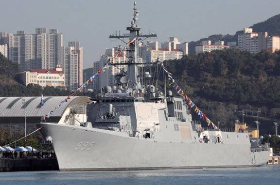 지난해 12월 취역한 한국 해군 이지스 구축함 정조대왕함. 비슷한 규모의 미국 해군 구축함 알레이버크급에 비해 건조 비용이 절반 정도인 것으로 알려졌다. 뉴스1