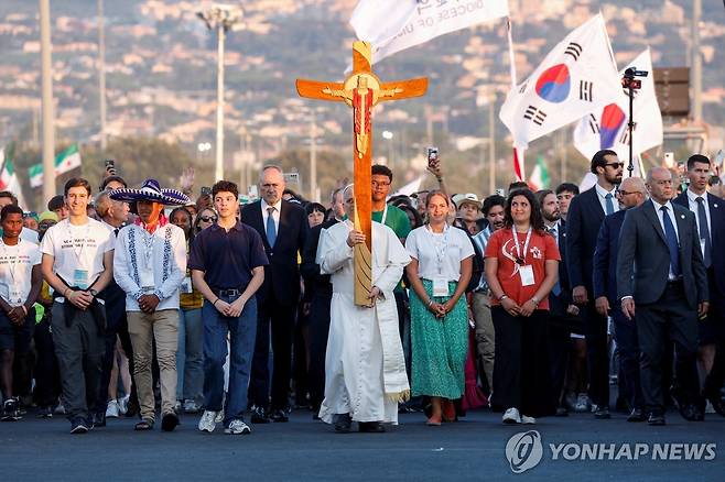 십자가를 들고 전 세계 청년들과 함께 걷는 교황 [로이터 연합뉴스]