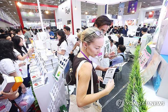 관심 끄는 K뷰티 지난 5월 28일 서울 강남구 코엑스에서 열린 2025 서울국제화장품미용산업박람회 및 국제건강산업박람회를 찾은 외국인 바이어와 관람객들이 제품을 살펴보고 있다.[연합뉴스 자료사진]