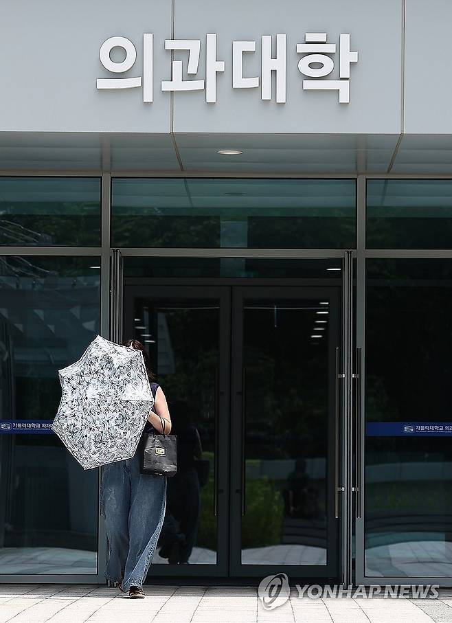 의대생들 복귀 (서울=연합뉴스) 김성민 기자 = 정부와 교육계가 '의대 교육 정상화 방안'을 논의하는 가운데 의대 총장들이 의대 본과 4학년이 추가로 의사국가시험(국시)를 치를 수 있도록 정부에 건의하기로 했다.
    사진은 23일 서울 시내 한 의과대학의 모습. 2025.7.23 ksm7976@yna.co.kr