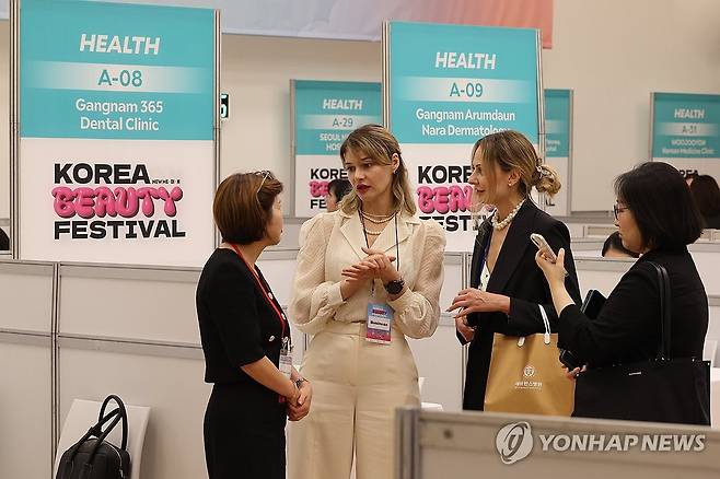 K-뷰티 사업 설명회 (서울=연합뉴스) 서명곤 기자 = 19일 서울 동대문디자인플라자(DDP)에서 해외 구매자와 콘텐츠 창작자를 초청한 '2025 코리아뷰티페스티벌' 일대일 사업 상담회가 열리고 있다. 이번 행사의 표어는 '뉴 미·미·미'(NEW ME·미·美)로 외국인에게 'K-뷰티로 나만의 새로운 아름다움을 찾는 여정'을 소개하는 행사 취지를 담았다. 2025.6.19 seephoto@yna.co.kr