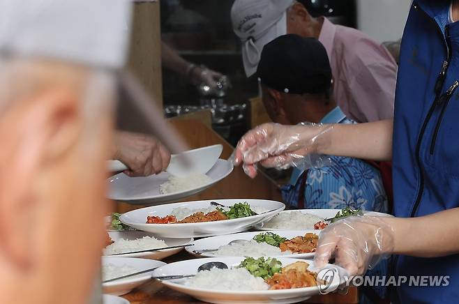 무료급식소에서 점심 식사하는 어르신들 [연합뉴스 자료사진] ※ 기사와 직접 연관이 없는 사진입니다