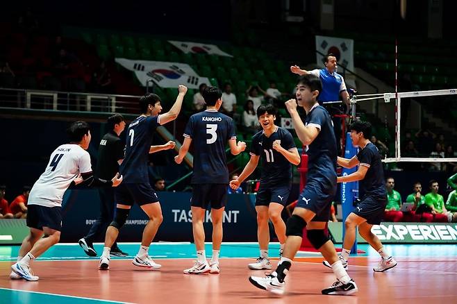 득점 후 기뻐하는 한국 U-19 남자배구 대표팀 선수들 [FIVB 홈피 캡처. 재판매 및 DB 금지]