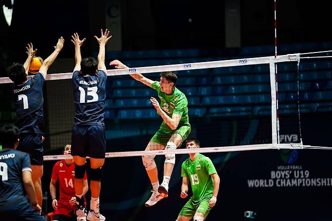 불가리아 공격을 블로킹하는 한국 U-19 남자배구 선수들 [FIVB 홈피 캡처. 재판매 및 DB 금지]