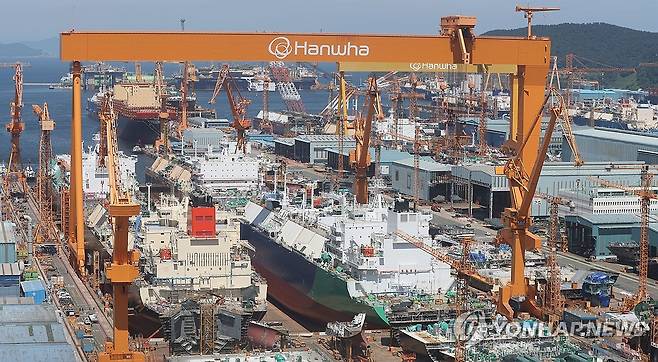 한화오션 거제 사업장 (거제=연합뉴스) 김동민 기자 = 한미 무역협상이 타결된 31일 오후 경남 거제시 아주동 한화오션 거제 사업장에 건조 중인 선박이 보인다. 
    우리 정부가 미국 정부에 제안한 조선업 협력 프로젝트 '마스가(MASGA, Make American Shipbuilding Great Again)'가 협상 타결에 크게 기여한 것으로 알려지면서 업계에도 훈풍이 불 것으로 기대한다. MASGA는 세계적 수준인 우리나라 조선산업 기술로 침체한 미국 조선산업을 부흥시키는 것이 핵심이다. 2025.7.31 image@yna.co.kr