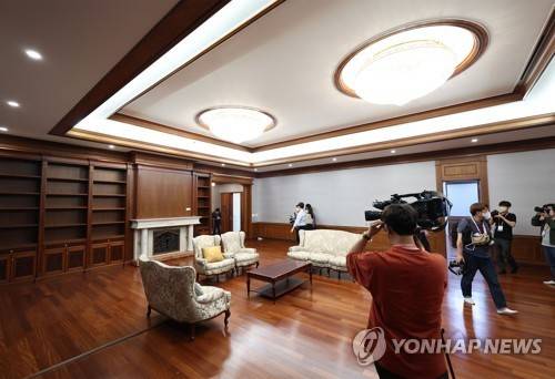 '이곳이 대통령 가족의 거주 공간' (서울=연합뉴스) 이지은 기자 = 대통령 가족의 거주 공간이던 청와대 관저 내부 공개를 하루 앞두고 25일 오후 취재진이 거실을 둘러보고 있다. 2022.5.25 jieunlee@yna.co.kr