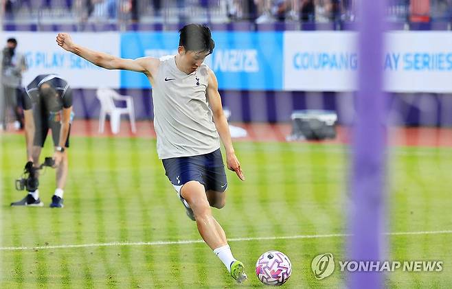 공개 훈련하는 토트넘 손흥민 (안양=연합뉴스) 최재구 기자 = 쿠팡플레이 시리즈 뉴캐슬과의 경기를 앞둔 토트넘의 손흥민이 2일 경기도 안양종합운동장에서 훈련하고 있다. 2025.8.2 jjaeck9@yna.co.kr
