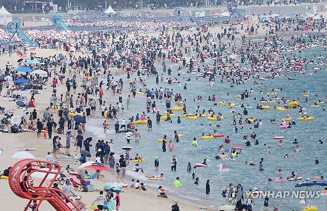 피서 절정 (부산=연합뉴스) 손형주 기자 = 3일 오후 부산 해운대해수욕장이 피서객들로 붐비고 있다. 2025.8.3 handbrother@yna.co.kr