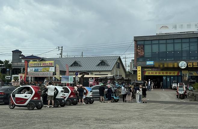 3일 제주시 우도면에 주차된 대여용 전기 삼륜차 [촬영 백나용]
