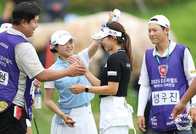 우승 축하를 받는 배소현(검은색 상의) [KLPGA 제공. 재판매 및 DB 금지]