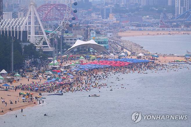 피서 열기 절정 (속초=연합뉴스) 류호준 기자 = 3일 강원 속초 해수욕장 일원에서 피서객들이 물놀이를 즐기고 있다. 2025.8.3 ryu@yna.co.kr