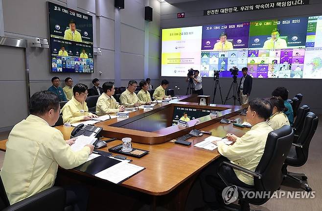 윤호중 장관, 호우 대비 관계기관 긴급점검회의 주재 (서울=연합뉴스) 윤호중 행정안전부 장관이 3일 서울 종로구 정부서울청사 서울상황센터에서 호우 대비 관계기관 긴급점검회의를 주재하고 있다. 2025.8.3 [행정안전부 제공. 재판매 및 DB 금지] photo@yna.co.kr