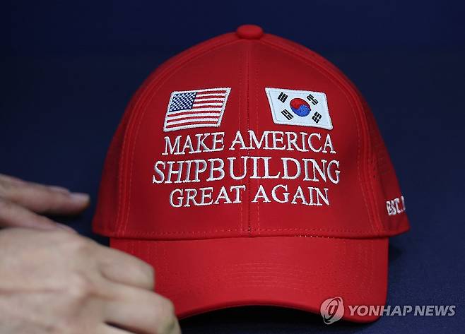 한미관세협상 마스가(MASGA) 모자 (서울=연합뉴스) 한상균 기자 = 대통령실이 3일 공개한 '마스가'(MASGA·Make American Shipbuilding Great Again) 모자. '마스가'는 이번 한미관세협상 때 조선 분야 협력 내용을 압축적으로 전달하기 위해 산업통상자원부가 만든 슬로건으로 한국협상단은 이 모자와 대형 패널 등을 준비했다. 2025.8.3 xyz@yna.co.kr