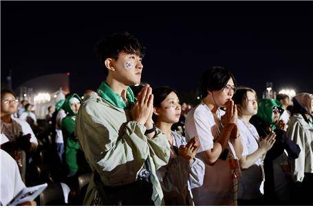 기도하는 한국 청년들 (서울=연합뉴스) 2일(현지시간) 이탈리아 로마 토르 베르가타에서 거행된 젊은이의 희년 밤샘기도에서 한국 청년들이 기도하고 있다. [천주교 서울대교구 제공. 재판매 및 DB 금지]