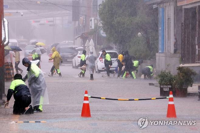 배수 작업하는 지방자치단체 (광주=연합뉴스) 정다움 기자 = 호우경보가 발효된 17일 오전 광주 남구 백운광장 인근 상가가 물에 잠겨 지방자치단체 관계자들이 배수 작업을 하고 있다. 2025.7.17 daum@yna.co.kr