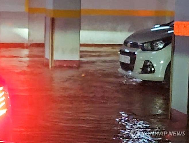 침수 피해 발생한 무안군 주차장 (광주=연합뉴스) 호우 특보가 발효된 3일 오후 전남 무안군 한 지하주차장이 빗물에 잠기고 있다. 2025.8.3 [독자 제공. 재판매 및 DB 금지] daum@yna.co.kr