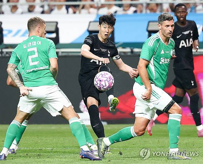 뉴캐슬 수비 사이로 크로스 올리는 손흥민 (서울=연합뉴스) 김성민 기자 = 3일 서울월드컵경기장에서 열린 2025 쿠팡플레이 시리즈 토트넘 홋스퍼와 뉴캐슬 유나이티드의 경기. 토트넘 손흥민이 뉴캐슬 선수들 사이로 크로스를 올리고 있다. 2025.8.3 ksm7976@yna.co.kr