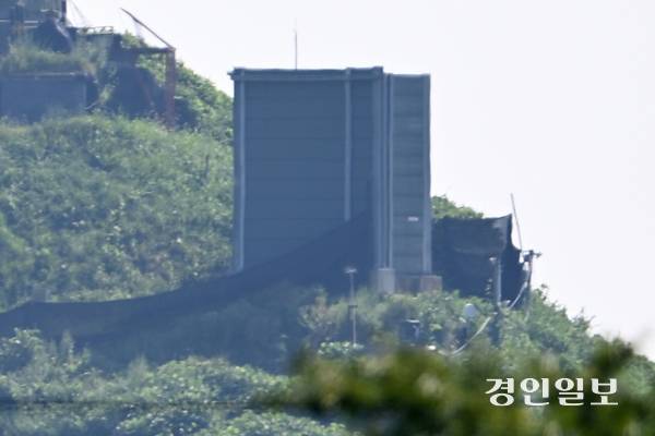 국방부가 4일 군사분계선 일대에 설치된 대북 확성기를 전면 철거하기로 결정했다고 밝혔다. 사진은 이날 파주시 접경 지역에 설치된 대북 확성기 가림막의 모습. 2025.8.4 /최은성기자 ces7198@kyeongin.com
