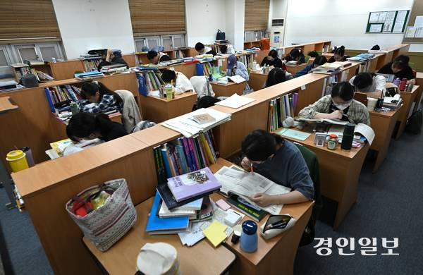 2026학년도 대학수학능력시험 D-100일을 하루 앞둔 4일 수원시 권선구 수원메가스터디학원에서 수험생들이 자율학습을 하고 있다. 2025.8.4 /최은성기자 ces7198@kyeongin.com