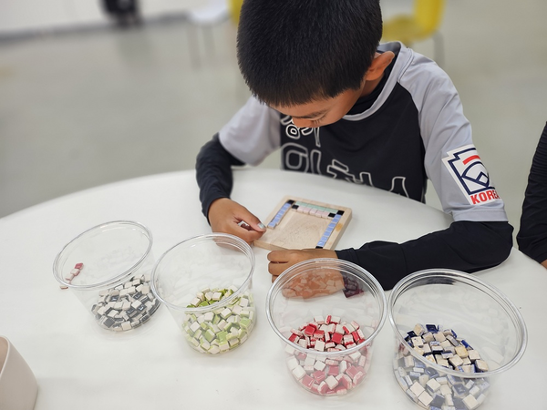 경기도자박물관 ‘모자이크 태극기’ 교육 프로그램. /한국도자재단 제공