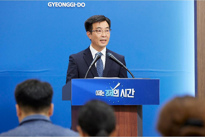 ▲ 성제훈 경기도농업기술원장이 4일 오전 경기도청 브리핑룸에서 AI 기반 농작물 불량환경 예측시스템 구축에 대한 브리핑을 하고 있다./사진제공=경기도