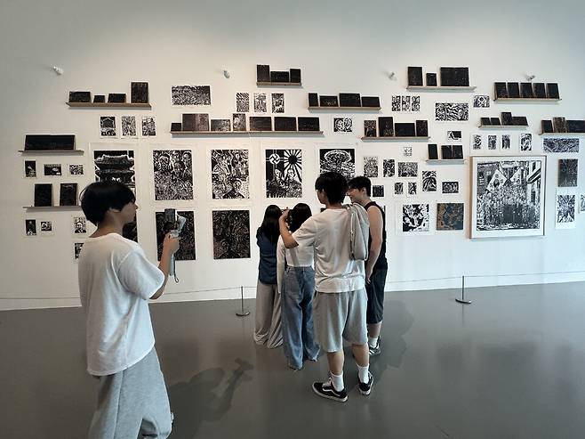 ▲안산국제비즈니스고 콘텐츠랩 학생들이 제작 활동 중인 모습./사진제공=안산교육지원청
