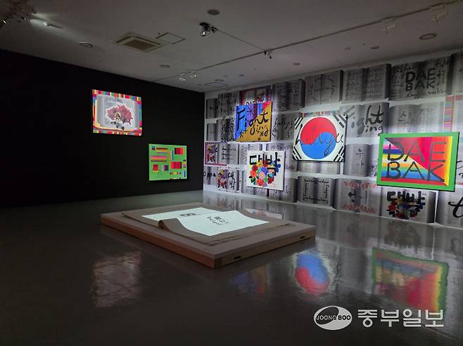 홍지윤 작가의 작품 '한글과 OED'(중앙 하단) 외. 이준도기자