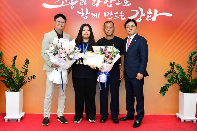 세계신기록을 기록하며 금메달을 획득한 김수연 양궁국가대표와 아버지 김동진씨 <인천 강화군 제공>
