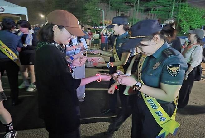 인천 연수경찰서가 인천 펜타포트 락 페스티벌 행사에서 '불법촬영 및 마약류 이용 성범죄 예방을 위한 캠페인'을 개최했다.