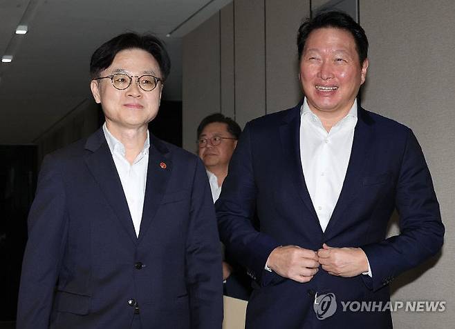 김정관 산업통상자원부 장관<사진 왼쪽>과 최태원 대한상공회의소 회장이 4일 서울 중구 대한상의 회관에서 만나 대화하며 이동하고 있다.  /연합뉴스 제공
