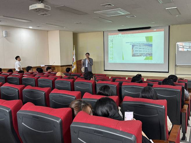 4일 진행된 대전가원학교 정밀안전진단 최종설명회서 조남철 구조기술사가 결과를 설명하고 있다. 임효인 기자