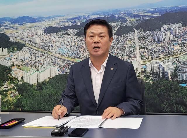 이학수 정읍시장이 기자회견을 갖고 바이오매스 발전시설 건설에 공사중지 가처분 신청을 천명하고 있다. 사진=임장훈 기자