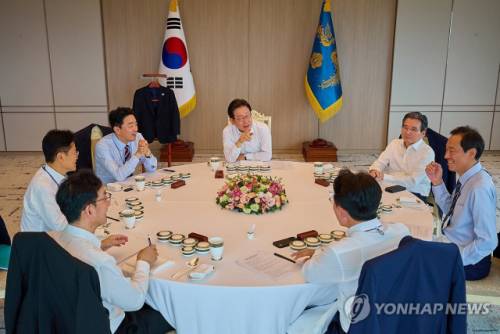 ◇ 이재명 대통령이 28일 용산 대통령실에서 김민석 국무총리와 오찬을 하며 주례 보고를 받고 있다. 2025.7.28 [대통령실 제공. 재판매 및 DB 금지]photo@yna.co.kr