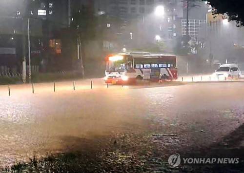 ◇호우 특보가 발효된 3일 오후 광주 북구 신안동 한 도로가 빗물에 잠겨 있다. 2025.8.3 [독자 제공]