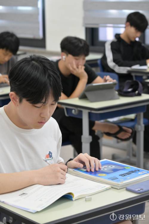 2026학년도 대학수학능력시험이 100일 앞으로 다가온 가운데 4일 춘천고 3학년 교실에서 수험생들이 기출문제풀이에 열중하고 있다. 박승선기자