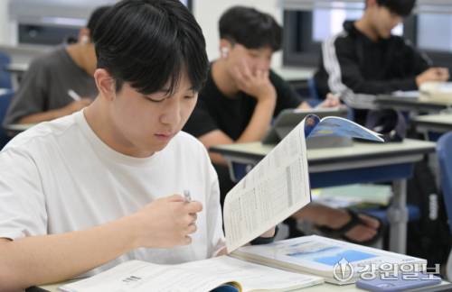 2026학년도 대학수학능력시험이 100일 앞으로 다가온 가운데 4일 춘천고 3학년 교실에서 수험생들이 기출문제풀이에 열중하고 있다. 박승선기자