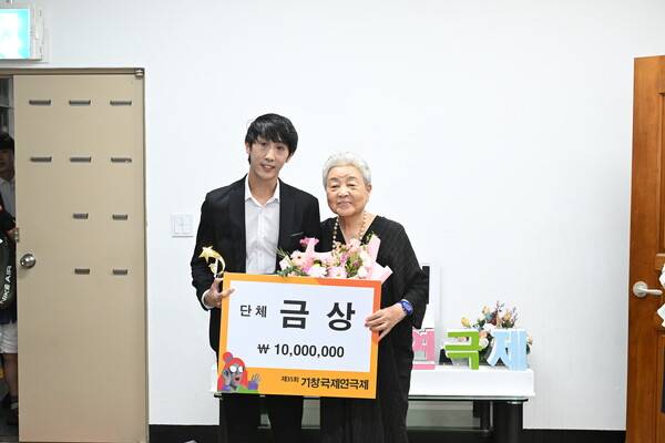 3일 열린 제35회 거창국제연극제 시상식에서 금상을 받은 마산 극단 상상창꼬. 강주성(왼쪽) 배우가 강부자 거창국제연극제 홍보대사와 기념사진을 찍고 있다. /거창군