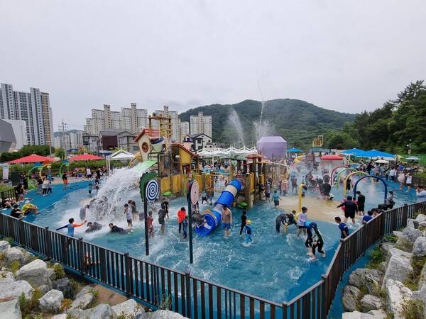 창원시 마산합포구 현동 공원 물놀이장에서 시민들이 더위를 식히고 있다./창원시