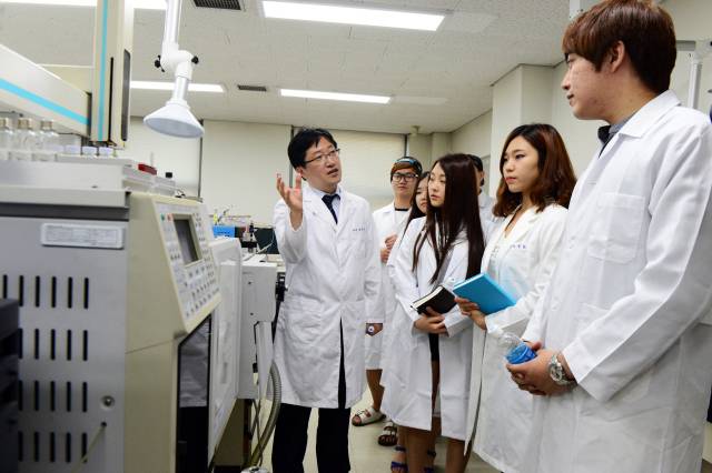 대구보건대 환경보건학과는 탄탄한 실습 기반과 자격 취득 지원 시스템을 자랑한다. 이론과 실습, 산업체 현장 교육이 유기적으로 연계되며, 졸업생들은 주요 자격증을 확보하고 사회로 진출하고 있다. 대구보건대 제공