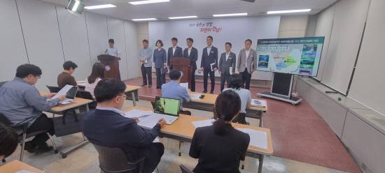 경남도 김명주 경제부지사가 4일 오전 도청 프레스센터에서 김해 양산 밀양 등을 대상으로 하는 '동부경남 첨단산업 육성전략'을 밝히고 있다. 왼쪽 세번째는 신대호 김해부시장.조윤제 기자