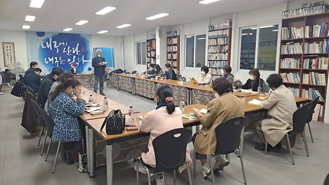 학이사독서아카데미 수업 장면. /학이사 제공