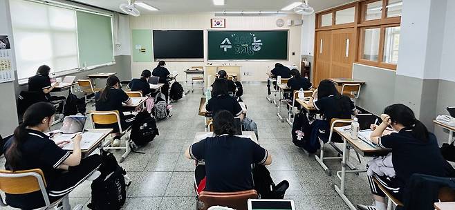 2026학년도 대학수학능력시험 100일을 하루 앞둔 4일 대구 수성구 혜화여자고등학교 3학년 교실에서 수험생들이 자율학습을 하고 있다. /황인무기자