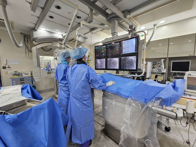 동아대병원 권역심뇌혈관질환센터 조상용 교수(왼쪽)가 응급 심근경색 환자를 대상으로 심혈관 조영술을 시행하고 있다. 동아대병원 제공