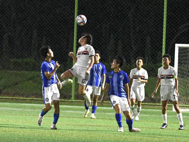 제62회 청룡기 전국중학교축구대회 조별리그 첫 경기가 열린 지난 3일 경남 고성군에서 부산 서부SC와 서울 장안고 선수들이 공 다툼을 벌이고 있다. 부산시축구협회 제공