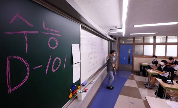 대구시 중구의 한 고등학교 3학년 수험생들이 수능 100일을 앞두고 막바지 공부에 열을 올리고 있다. 경북일보DB