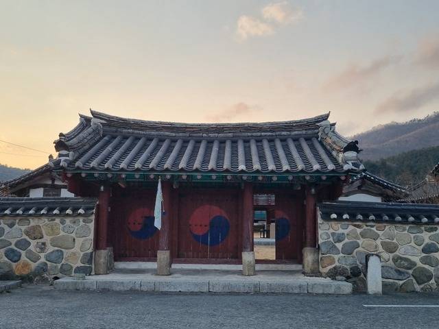 경주 서악동에 김유신 장군을 모시기 시작해 설총, 최치원까지 봉향하고 있는 서악서원.